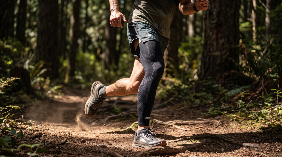Hardloper met KneeMax compressiemouw rent veilig op bospad na meniscusblessure