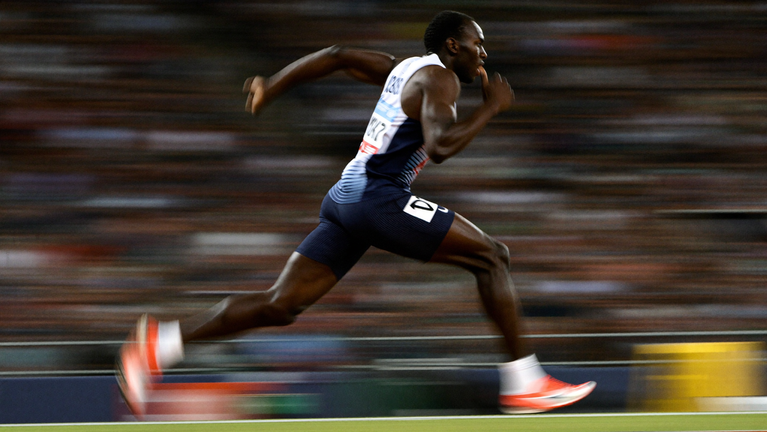 Dynamische actiefoto van een hardloper op een atletiekbaan