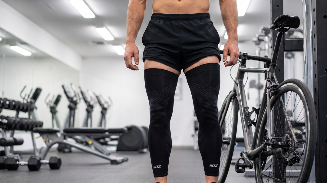 Sportieve man met zwarte KneeMax compressiemouw geschikt voor diverse sporten